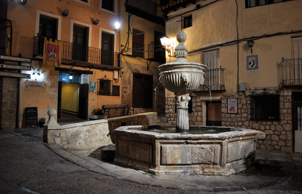 Fuente-cuatro-caños-de-noche-(I)
