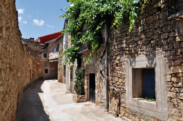 Sienes-calle-con-pasadizo